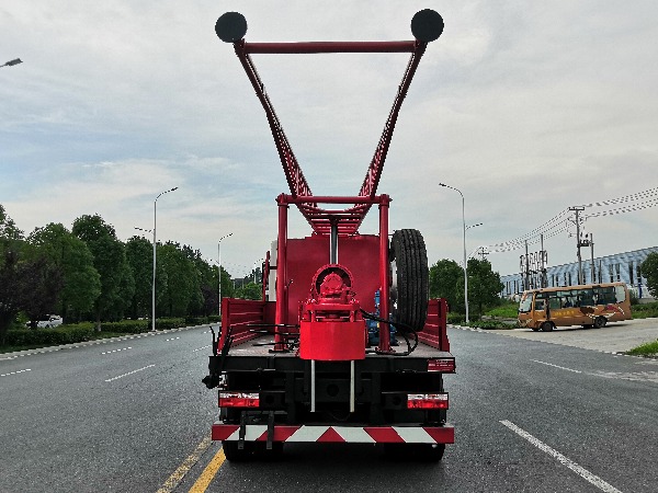 東風(fēng)多利卡6缸汽車鉆機(jī)