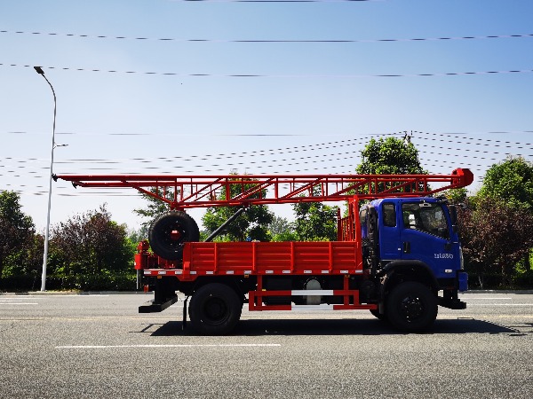 原裝四驅(qū)排半汽車鉆機(jī)